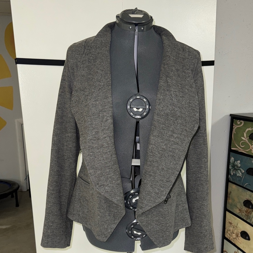 EUC Elegant Women's Charcoal Blazer - Picture 6 of 11